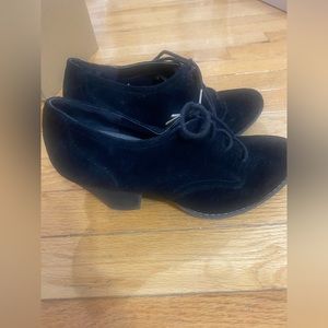 Black tie up shoe with heel